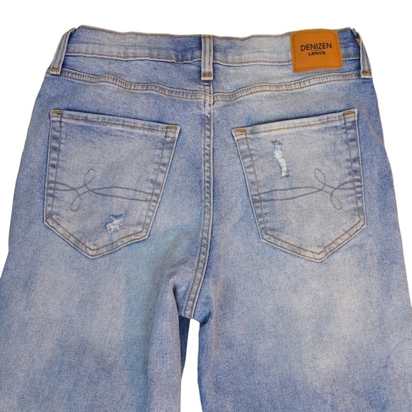 Levi’s Denizen High Rise Distressed Light Wash Mom Jeans - Size 9/29 - Picture 8 of 9